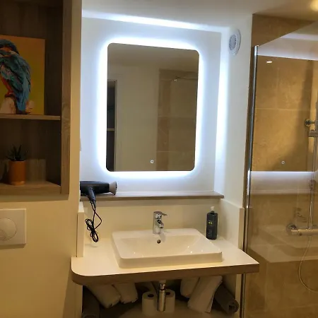 Domaine De Boulouch מלון