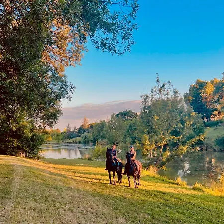 Domaine De Boulouch מלון